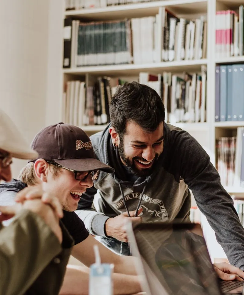 Equipo colaborando en una sesión de trabajo