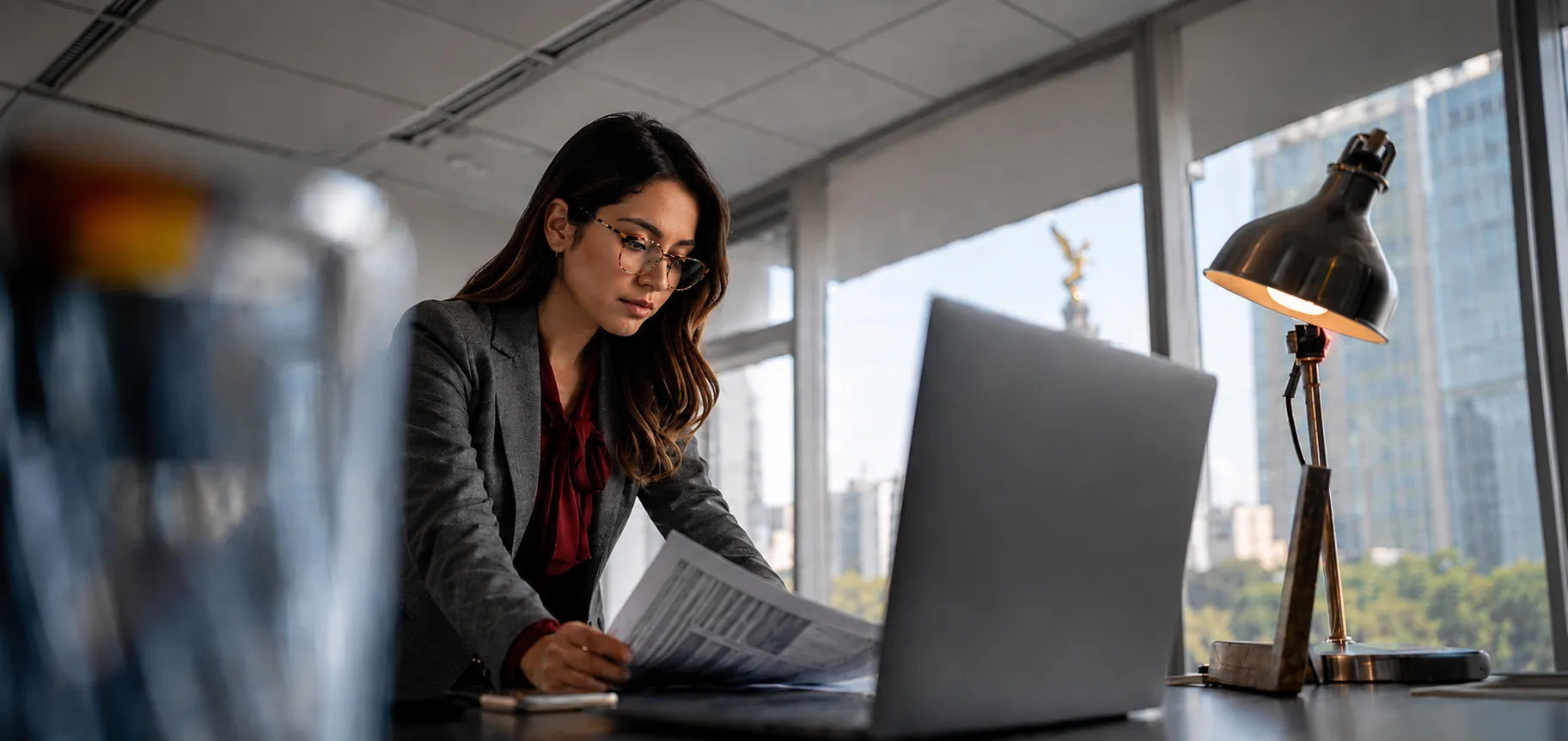 Profesional revisando documentos en su oficina